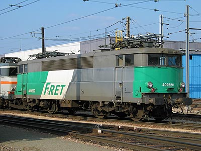 La BB 9220, livrée Fret, à Villeneuve dépôt (11/04/2003)