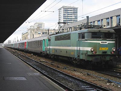 La BB 9221 en livrée "Oullins" à Orléans en tête d'un Aqualys (23/12/2001)