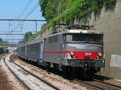 La BB 9256 à Meudon dans la livrée Multiservice à base de gris orage 844 (19/05/2004)