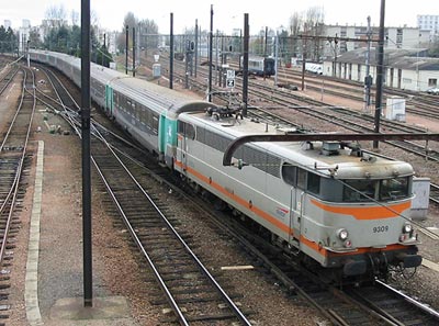 La BB 9309 arrive à Tours en tête d'un Aqualys (24/12/2002)