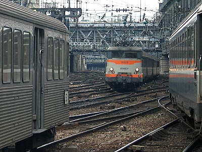 La BB 16028 fut la BB 20005 de 1961 à 1975 (Paris St Lazare, 27/02/2003)