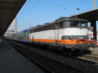 La BB 16115 (ex-16060) au pied du beffroi d'Amiens (19/09/2003)