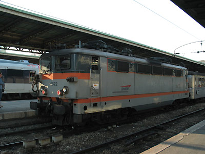 La BB 16572 petites persiennes à Paris Est (21/09/2003)