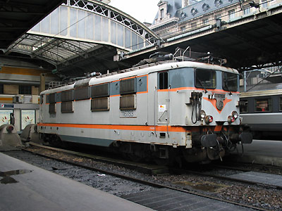 La BB 16783 remonte des rames à Paris Est (08/05/2004)