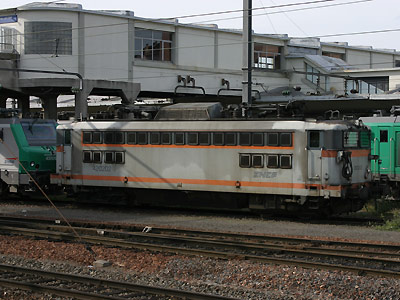 Ca sent la fin pour la BB 20202 entourée de BB 37000 - Mulhouse (23/10/2004)