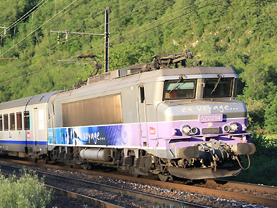 La BB 22214 à Torcieu, une des dernières "petites cabines" en service (03/07/2011)