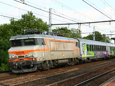 La BB 22239 à Brunoy au crochet d'un CIC Nevers-Paris Gare de Lyon (16/05/2010)