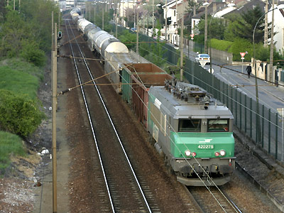 La BB 22275, rare 22200 en livrée Fret, à Argenteuil (21/04/2005)