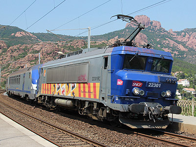 Prévue pour tirer-pousser une RRR, la BB 22301RC remplace une 22200R au crochet d'une rame Corail, sans réversibilité puisque les systèmes sont différents. Anthéor Cap-Roux (10/06/2014)
