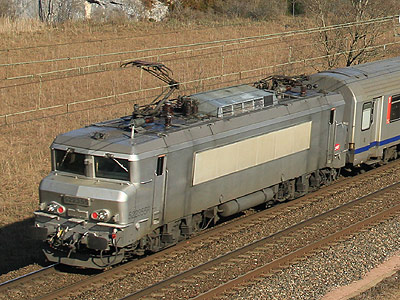 La BB 22355R fantôme à Virieu le Grand pousse un TER Rhone Alpes (18/02/2012)