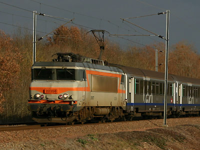 La BB 22358 sur un TER quitte Tours pour Nantes (27/12/2005)