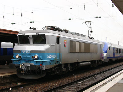 La fin de la livrée "En voyage" est brutale. La BB 22400 ne sera pas terminée Besançon (09/05/2010)