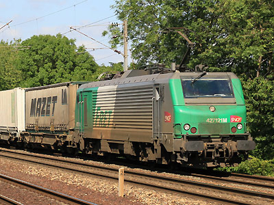 La BB 27121 M (pour panto modifié Midi) aux Noues (30/07/2011)