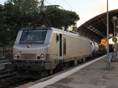 La BB 27171 M Akiem en gare d'Avignon refoule une rame de combiné (23/06/2015)
