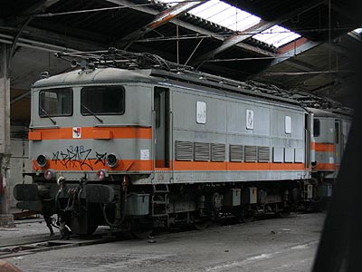 Les BB 348 et 337 béton, préservées à Bordeaux. Trois ans plus tard, la 337 sera découpée à Badan et la 348 conservée à Mohon (27/03/2005)