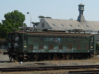 Radiée depuis 5 ans, la BB 4765 était encore dans un état correct, hormis les tags, dans les abords de la gare de Tarbes. Elle fut cependant découpée quelques temps plus tard (14/07/2003)