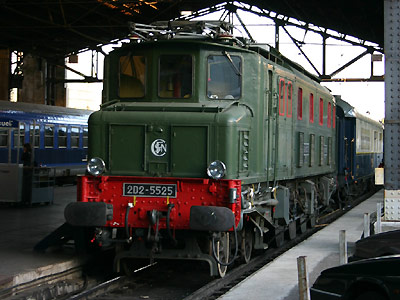 La 2D2 5525 à Austerlitz avec le Pullmann Orient Express pour les journées du patrimoine (17/09/2005)