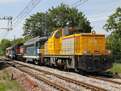 La BB 60166 tire un train de machines Infra à Bièvres (13/05/2011)
