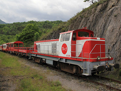 Egalement au TPCF et repeinte, la BB 63240 stationne à Axat (23/05/2015)