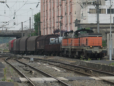 La BB 63744 mène une UM à Reims (04/06/2004)