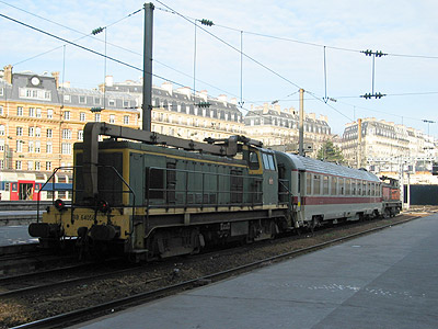 La BB 64056 en compagnie de la BB 63801 et la voiture Su 196 d'inspection de la radio sol-train à Paris St Lazare (24/02/2004)