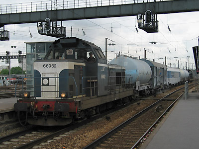 La BB 66062 à Clichy-Levallois avec un train désherbeur (22/05/2003)