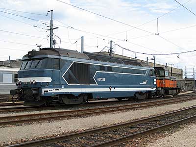 La BB 667229 à Villeneuve dépôt (07/09/2003)