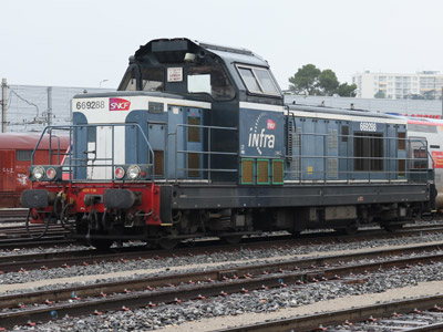 La BB 69288, à Nîmes. Elle a conservé sa robe bleue réhaussée du logo Infra malgré son nouveau moteur MTU (17/11/2012)