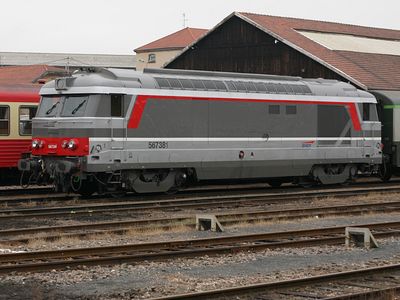 Toujours à Roanne, la BB 67381 est en Multiservice, Gris orage 844. On reconnait les persiennes d'une ancienne 67000 (04/12/2004)