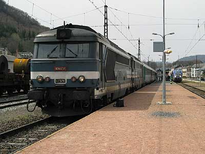 La BB 67574 dotée de ses enjoliveurs à Neussargues (19/09/2003)