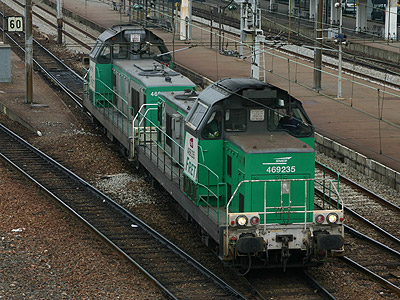 Les BB 69235 et 69199 manoeuvrent en UM à Chartres (02/11/2007)