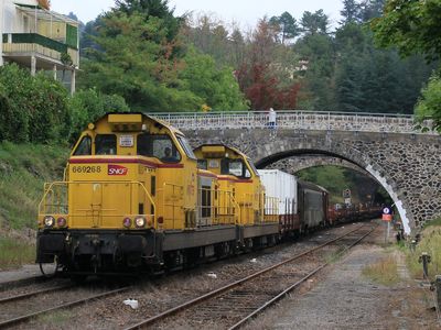 La BB 69268 Infra mène un train de travaux à Génolhac (28/09/2013)