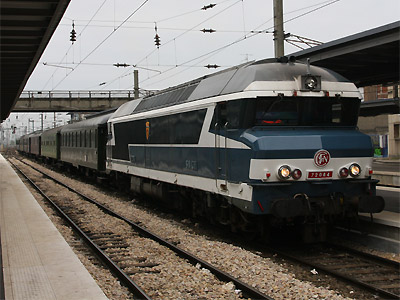 La CC 72084 et la rame du PVC à Amiens(26/04/2009)