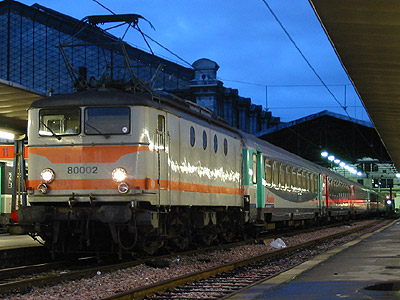 La BB 80002 manœuvre une rame Aqualys (Paris-Austerlitz, 22/12/2002)