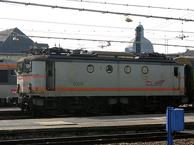 La BB 80010 en manœuvre à Paris-Austerlitz porte le logo Carmillon (01/04/2007)