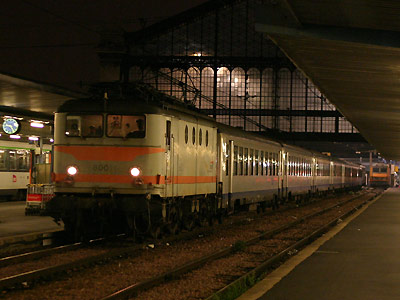 La BB 80011 manœuvre une rame TER Centre à Paris-Austerlitz (15/09/2006)