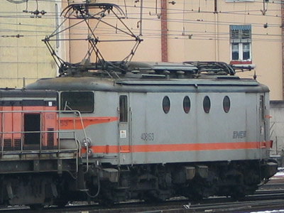 En ce 02 février 2003, les 8100 se font rares. La BB 8153 emmène le couplage BB 64722-64822 (Lyon Perrache, 02/02/2003)