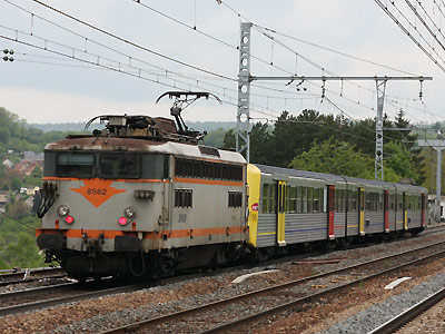 La BB 8562 pousse une RRR Bourgogne à Malain (14/05/2010)