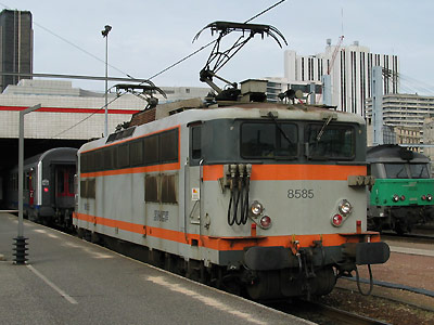 La BB 8585 se met en tête d'un Paris-Le Mans à Vaugirard (14/04/2003)