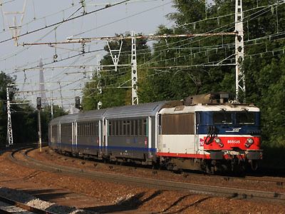 La BB 8595 remplace une BB 9200 sur un TER Paris-Le Mans (23/06/2010)