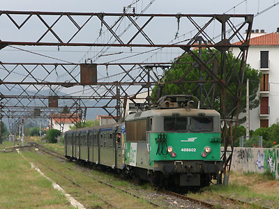 La BB 8602 sous l'étonnante caténaire de la ligne Perpignan-Villefranche à l'Ille sur Têt (10/08/2005)