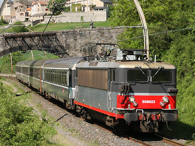 La BB 8623 Multiservice avec "l'Aubrac" à Compeyre (18/05/2009)