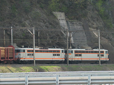Les BB 8735 et 8771 en plein effort poussent un train d'autos et de bois tiré par une CC6500 vers Modane - Orelle (24/04/2004)