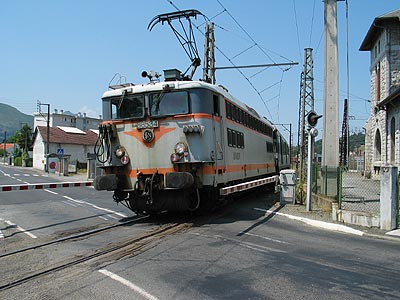 La BB 88534 manoeuvre une rame à Lourdes (13/07/2003)