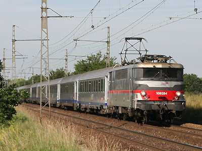 La BB 9284 livrée Multiservice à base de gris foncé 808 à Coignières (25/06/2010)