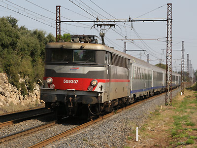 La BB 9307 Multiservice gris foncé 808 près de Nîmes (26/09/2008)