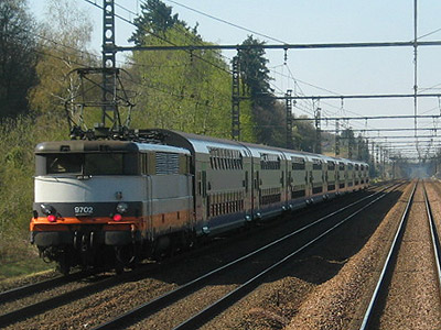 La BB 9702 pousse une V2N vers Paris (08/04/2003)