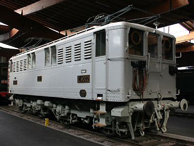 La E-4002 préservée à la Cité du Train de Mulhouse. Elle porte la livrée temporaire qu'elle revêtait lors de sa première photo officielle (01/05/2006)
