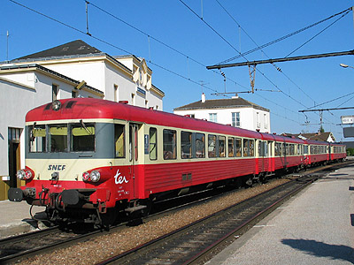 La remorque XRAB 8722 en queue d'une UM mixte d'EAD à boite mécanique (X 4340/XR 8325) et hydraulique (X 4725), en correspondance à Laroche-Migennes pour Auxerre (08/04/2003)