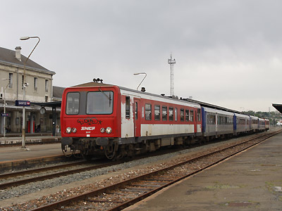 L'X 2237 à Saintes menant un long train automoteur (04/05/2008)